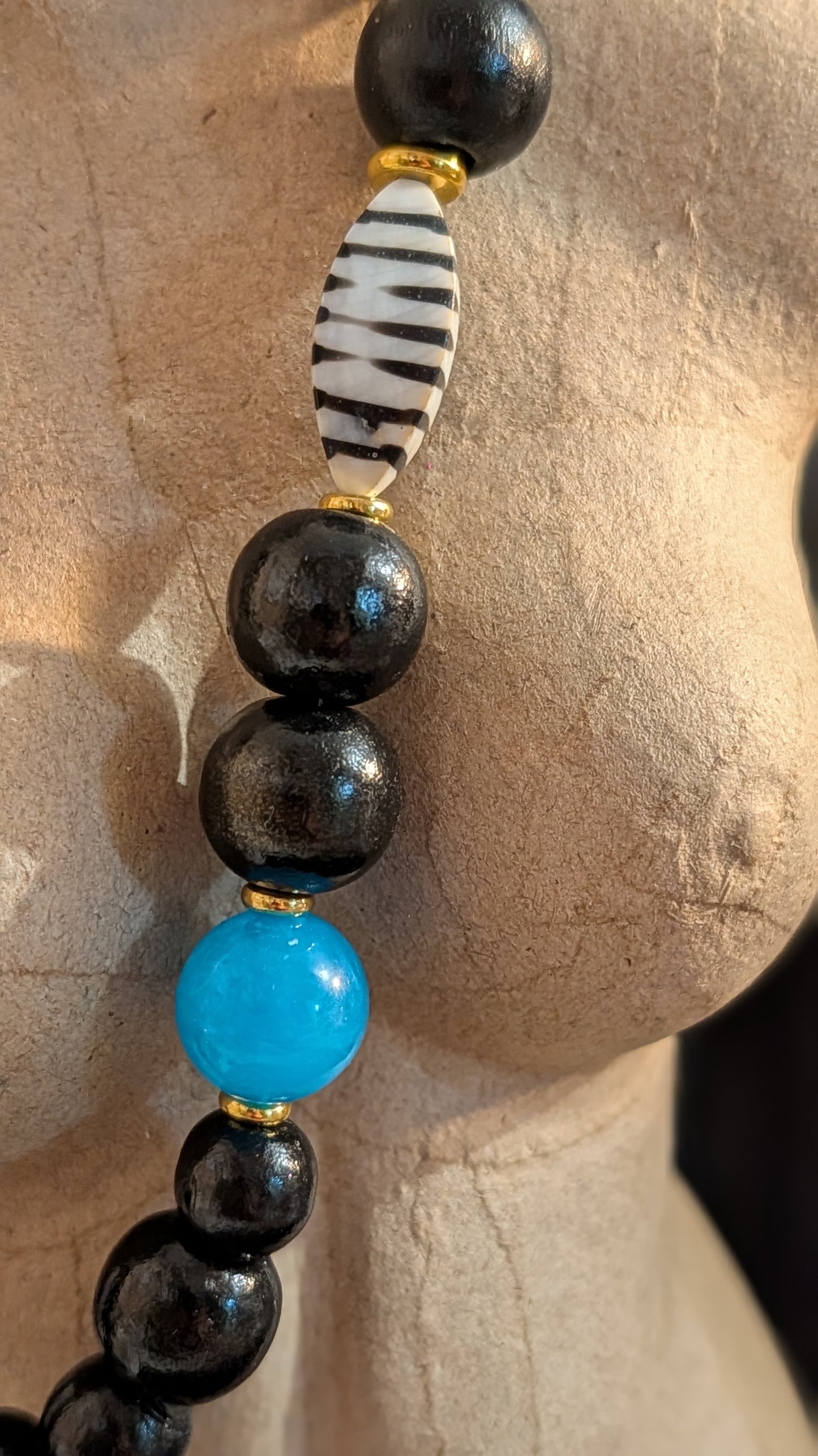 Collier de la collection "A la rencontre des perles vagabondes".