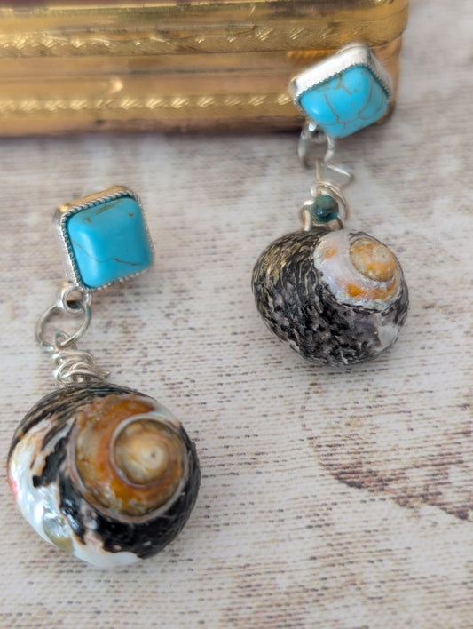 Boucles d'oreilles en coquillages naturels.