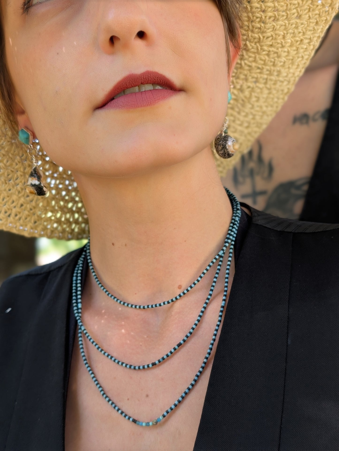 Long sautoir de LoLa bleu noir mixte.