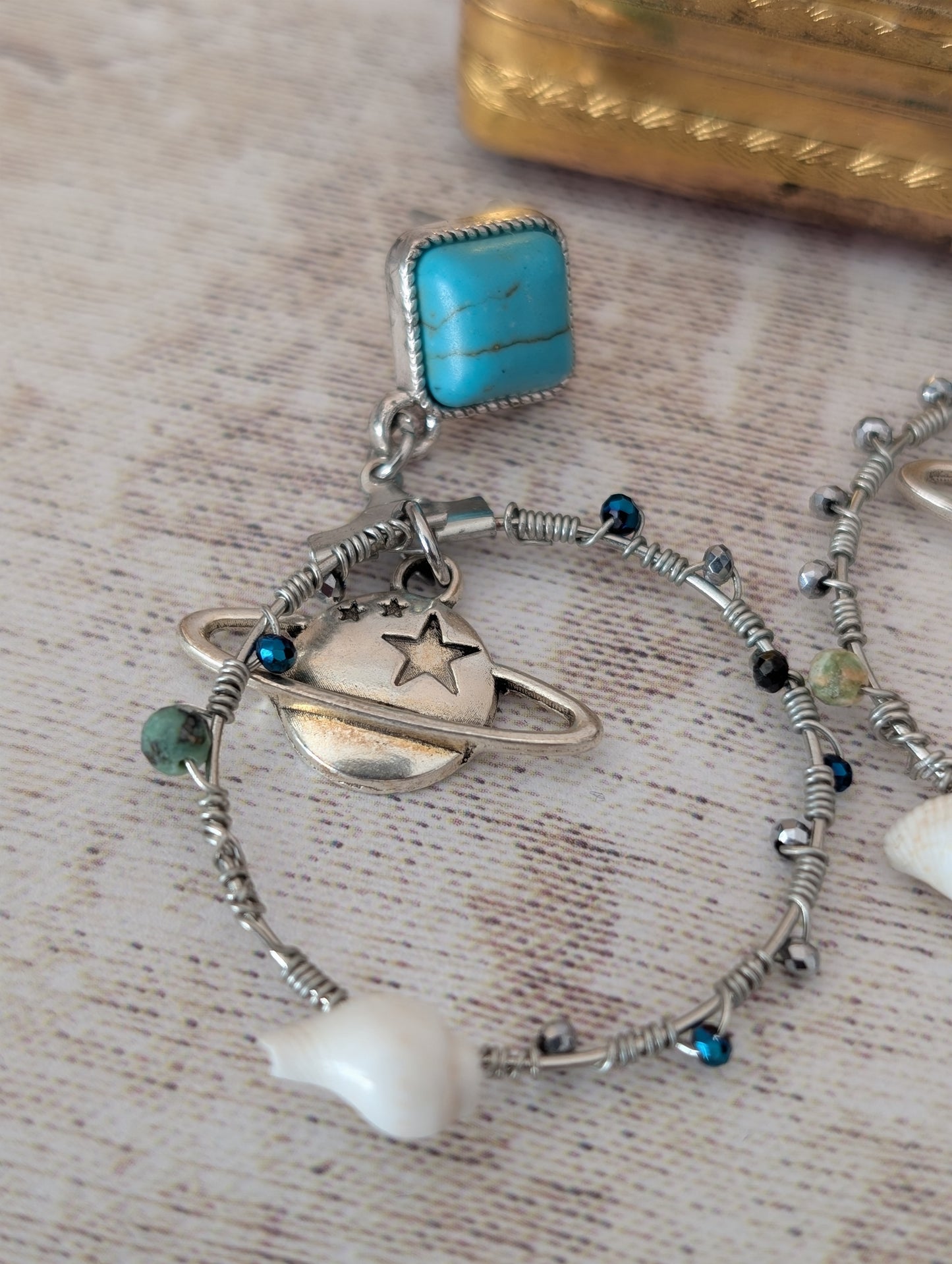 Boucles d'oreilles créoles collection Hardy.