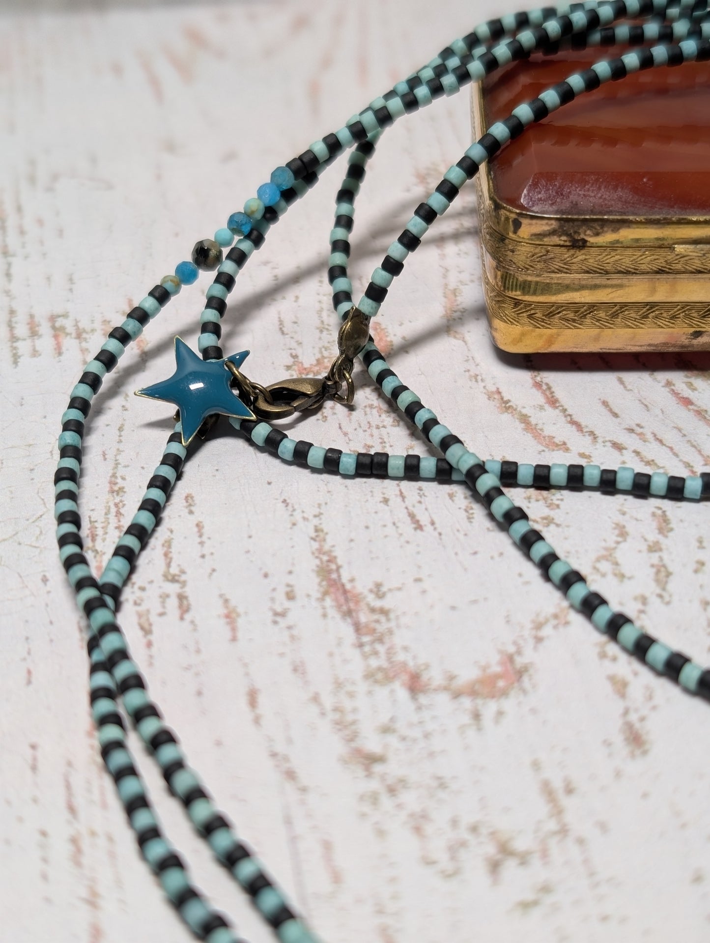 Long sautoir de Lola mixte.