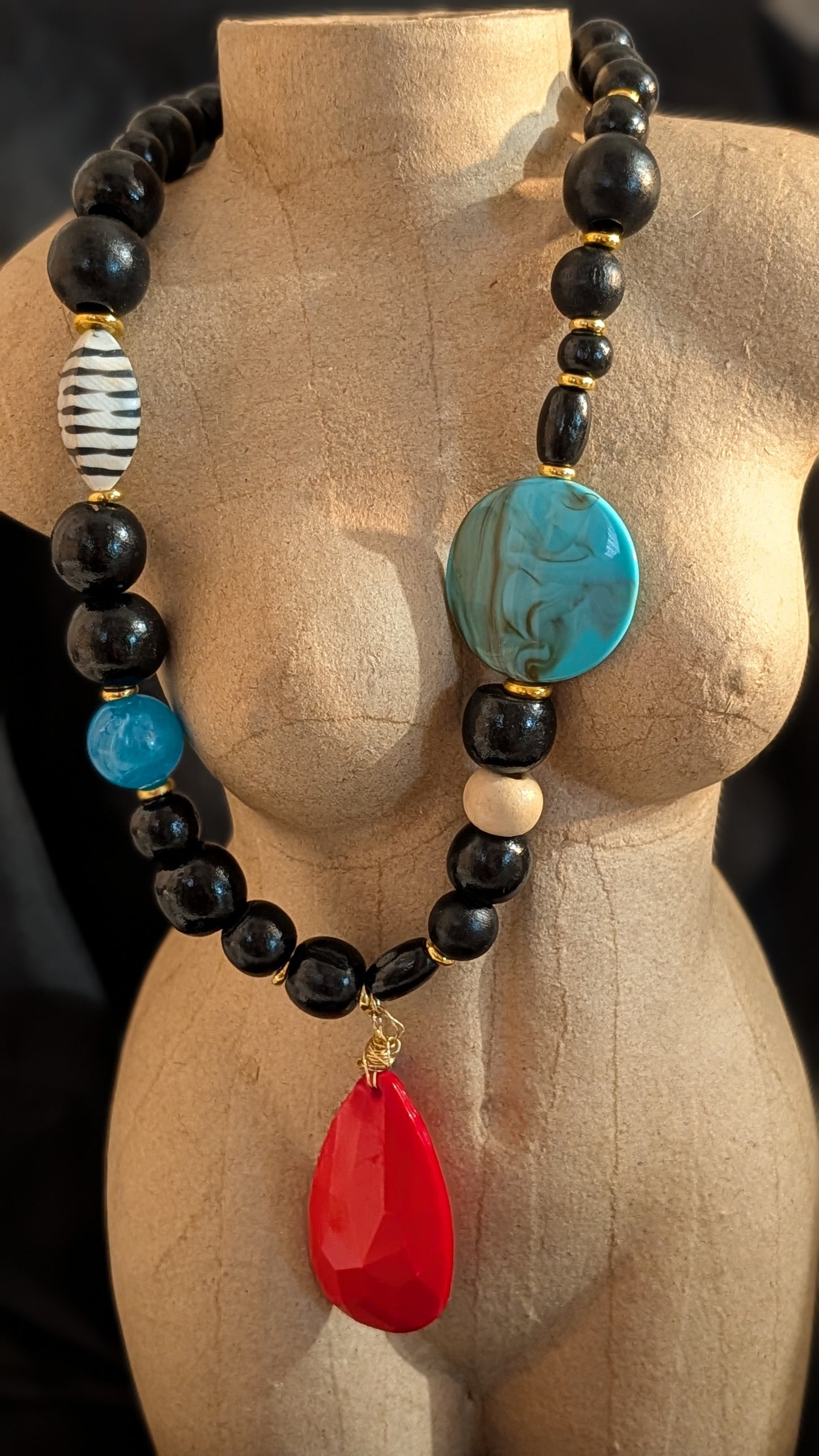 Collier de la collection "A la rencontre des perles vagabondes".
