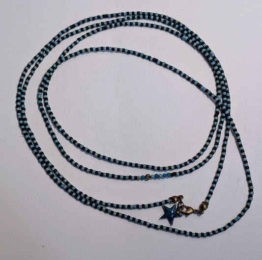 Long sautoir de LoLa bleu noir mixte.