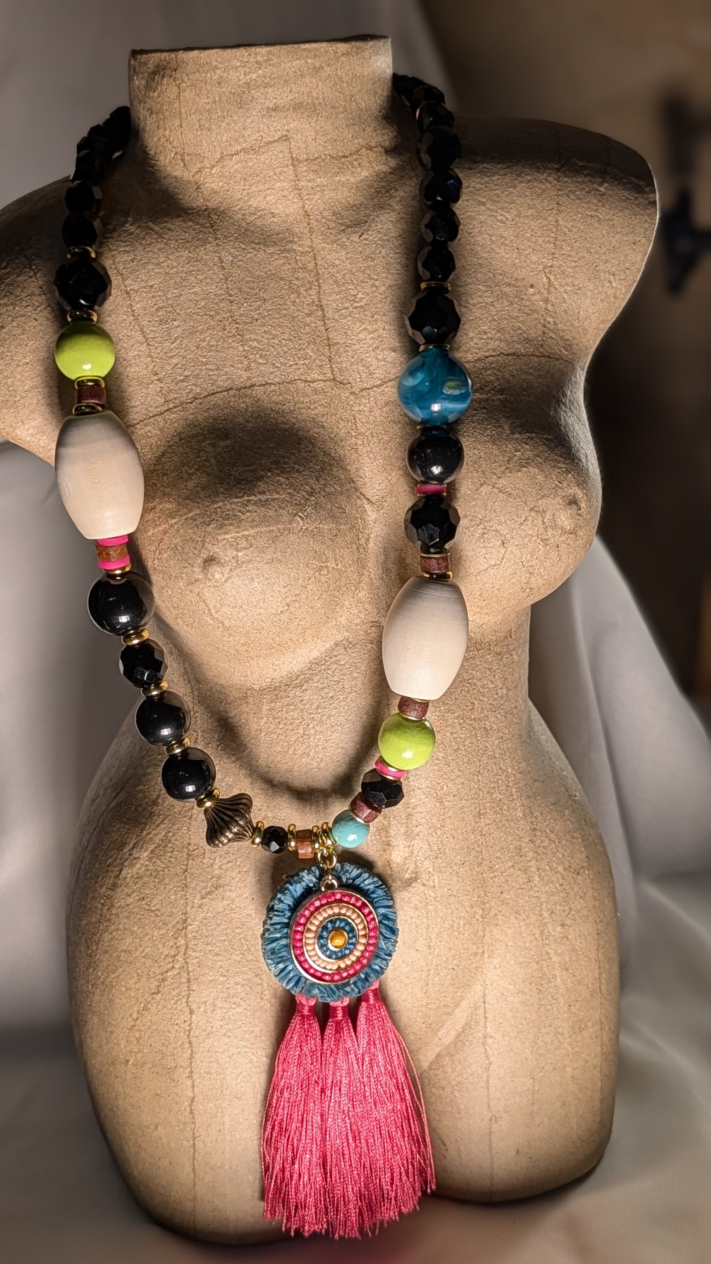 Collection Upcycling. A la rencontre des perles vagabondes. Collier