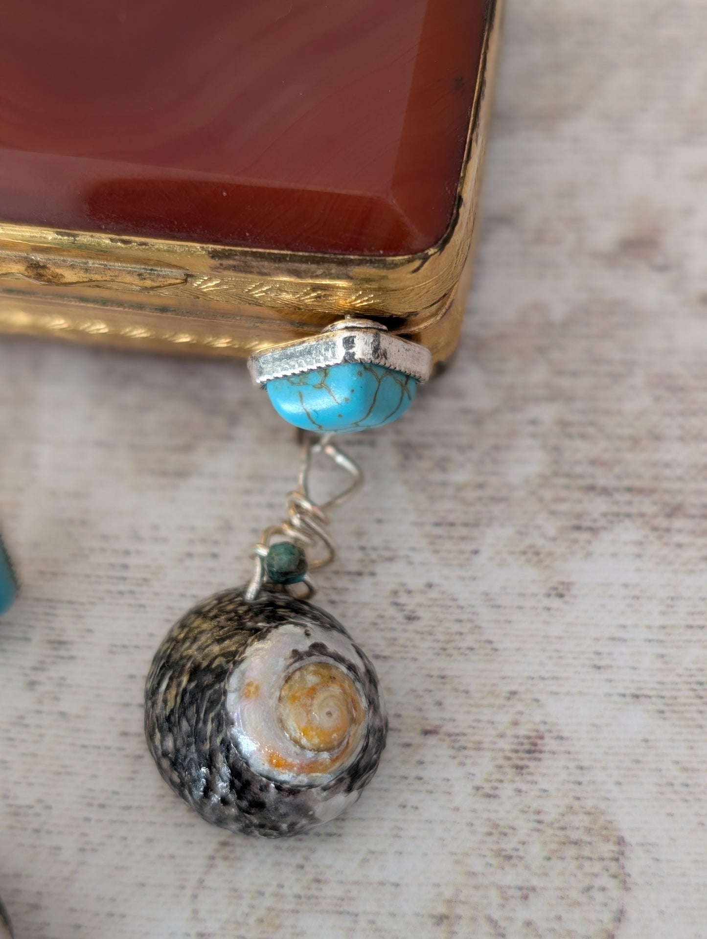 Boucles d'oreilles en coquillages naturels.
