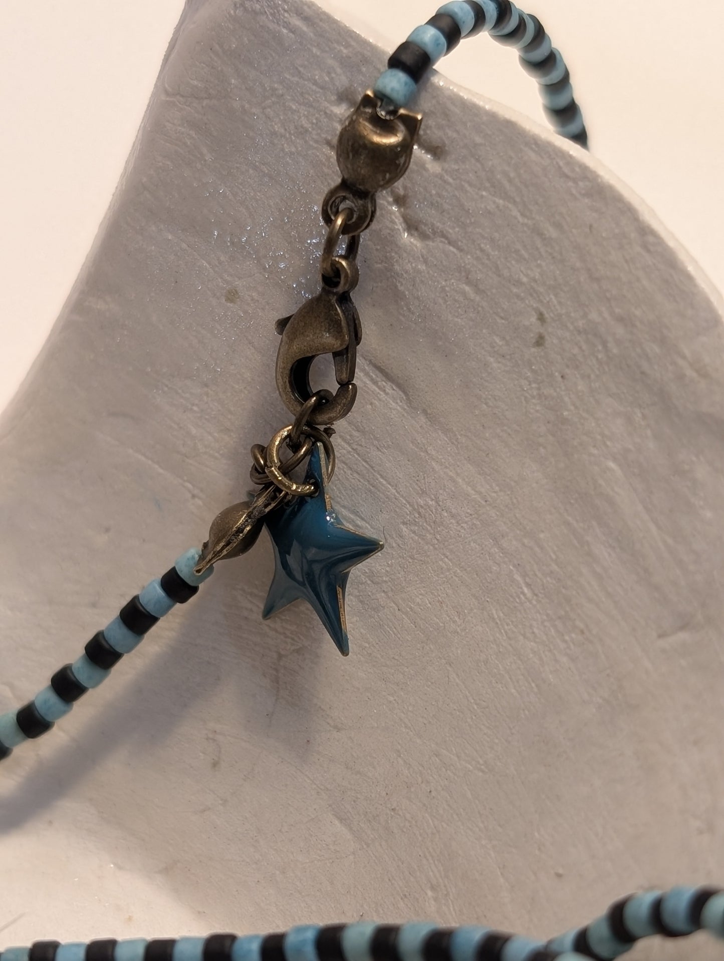 Long sautoir de LoLa bleu noir mixte.