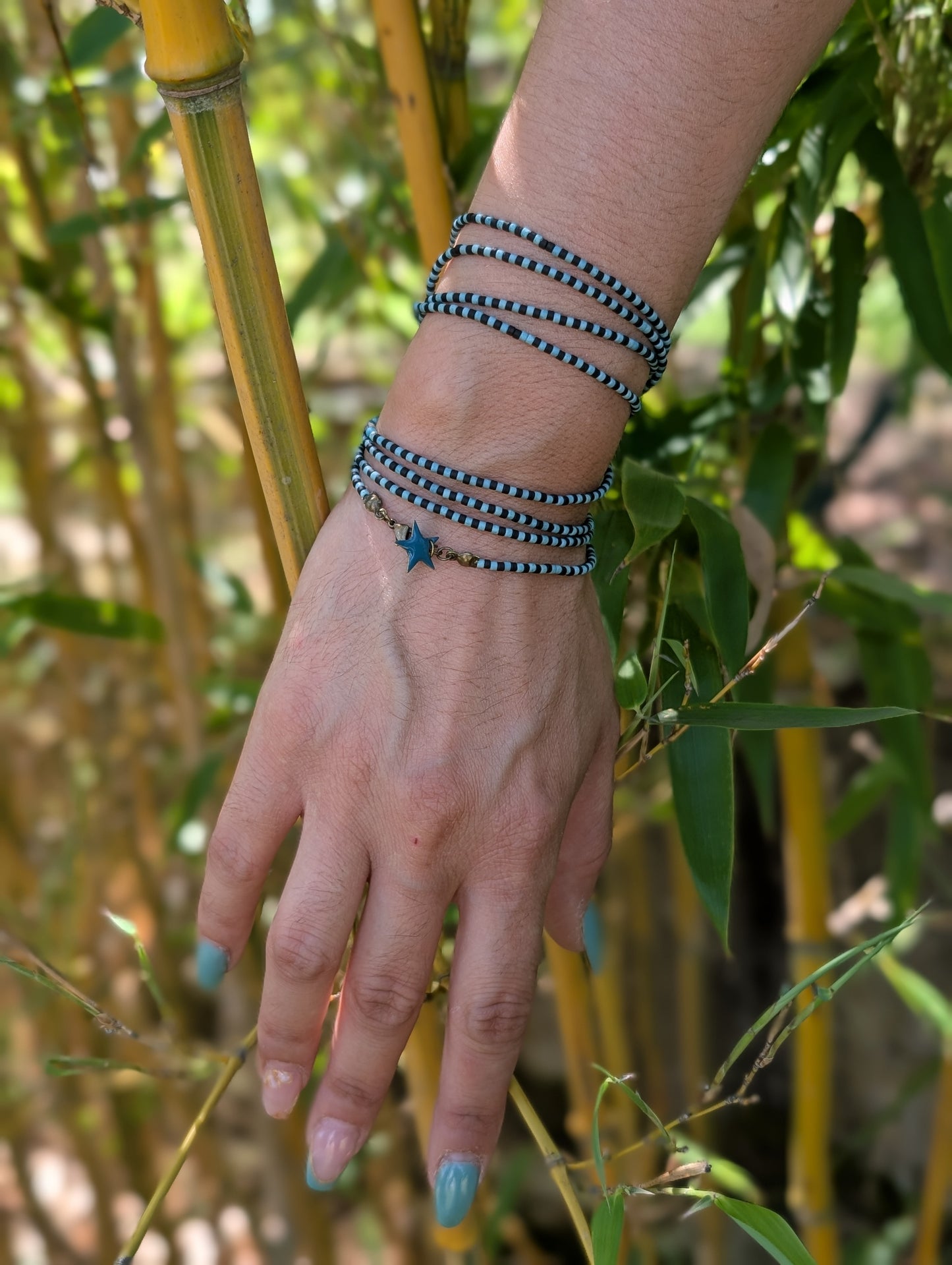 Long sautoir de LoLa bleu noir mixte.