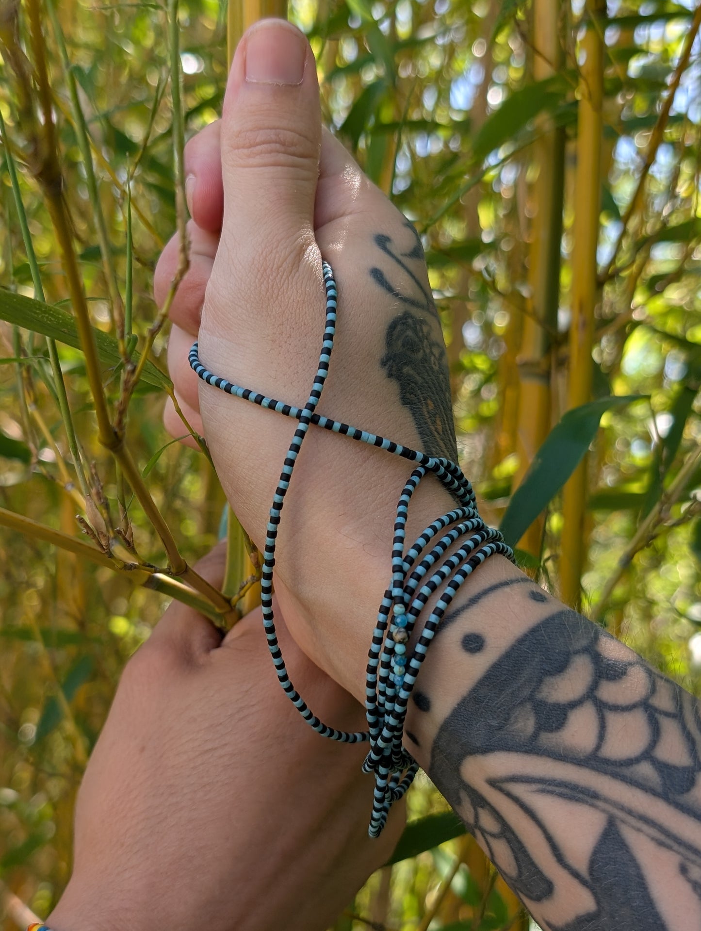 Long sautoir de LoLa bleu noir mixte.