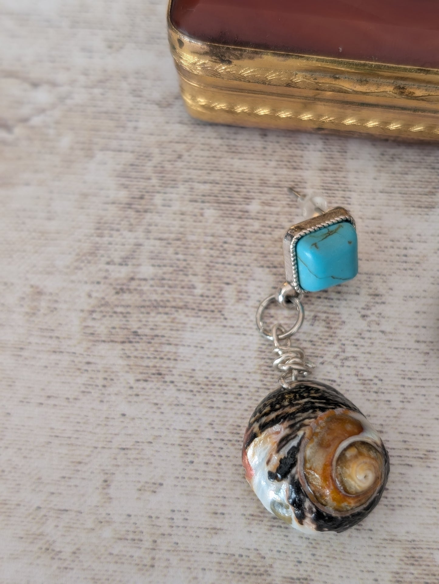 Boucles d'oreilles en coquillages naturels.