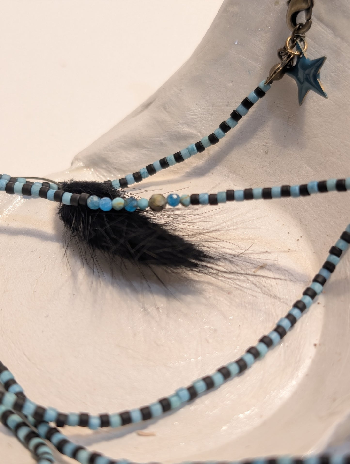 Long sautoir de LoLa bleu noir mixte.