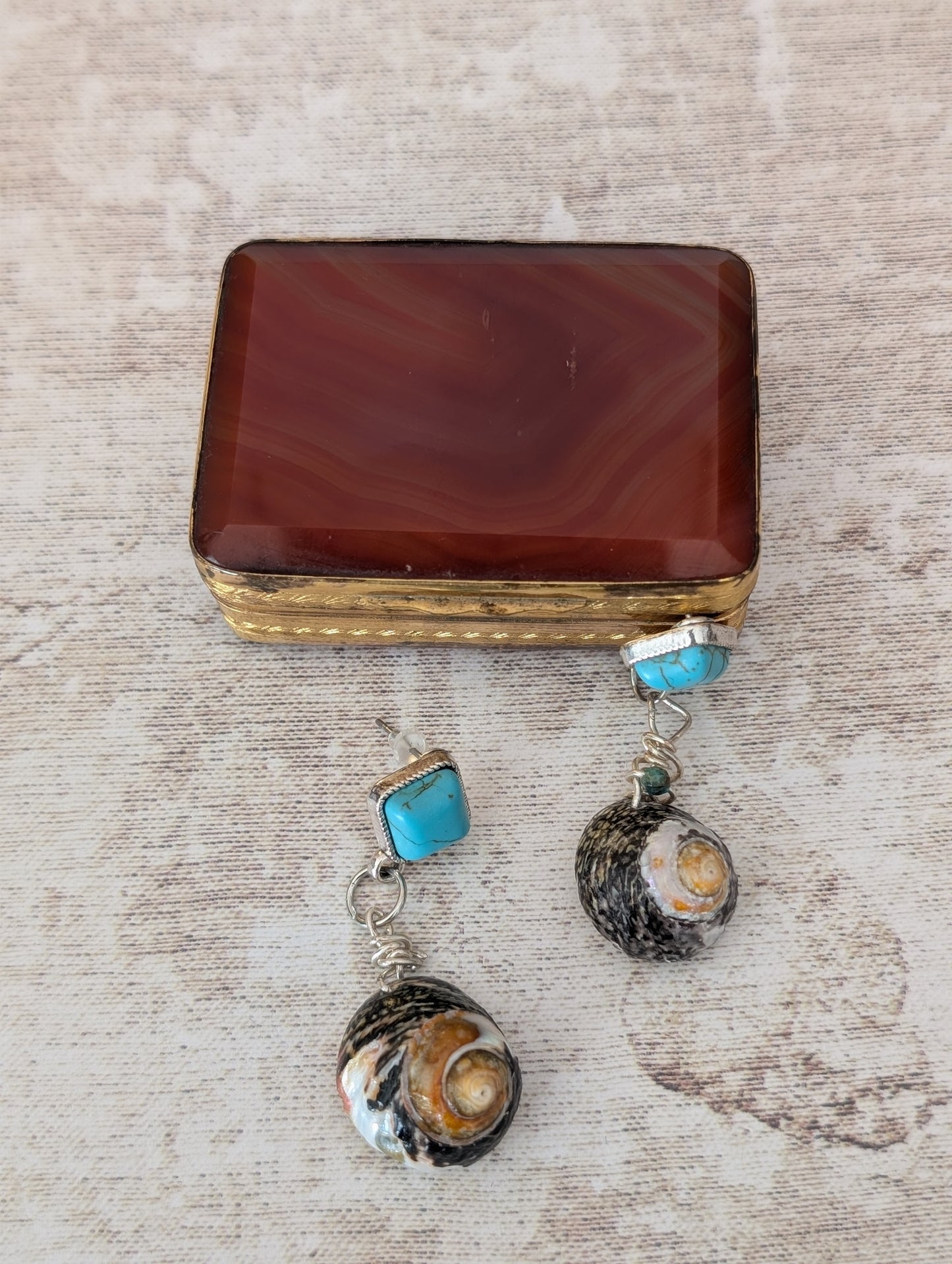Boucles d'oreilles en coquillages naturels.