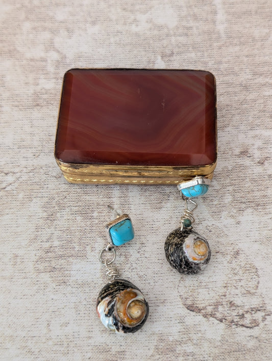 Boucles d'oreilles en coquillages naturels.