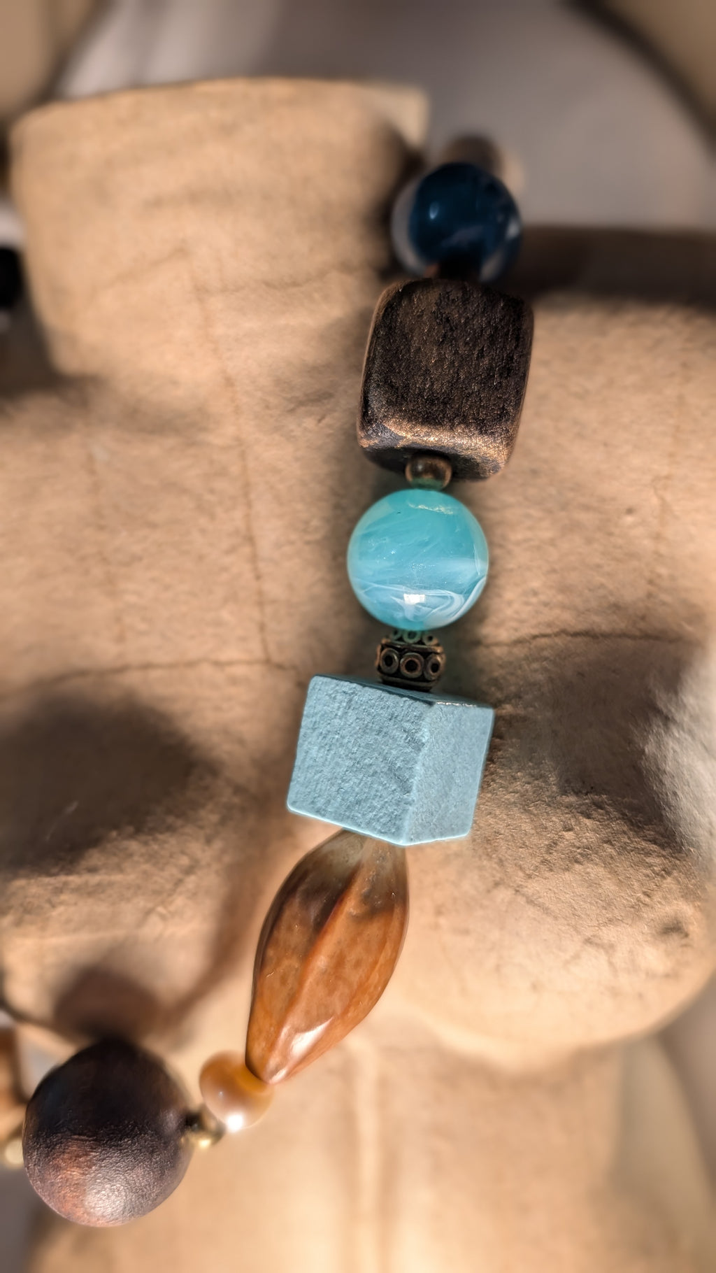 Collection Upcycling . A la rencontre des perles vagabondes. Collier